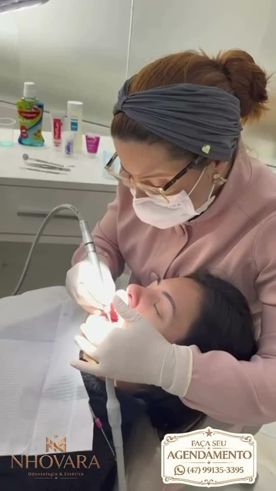Procedimento de limpeza dental na Nhovara